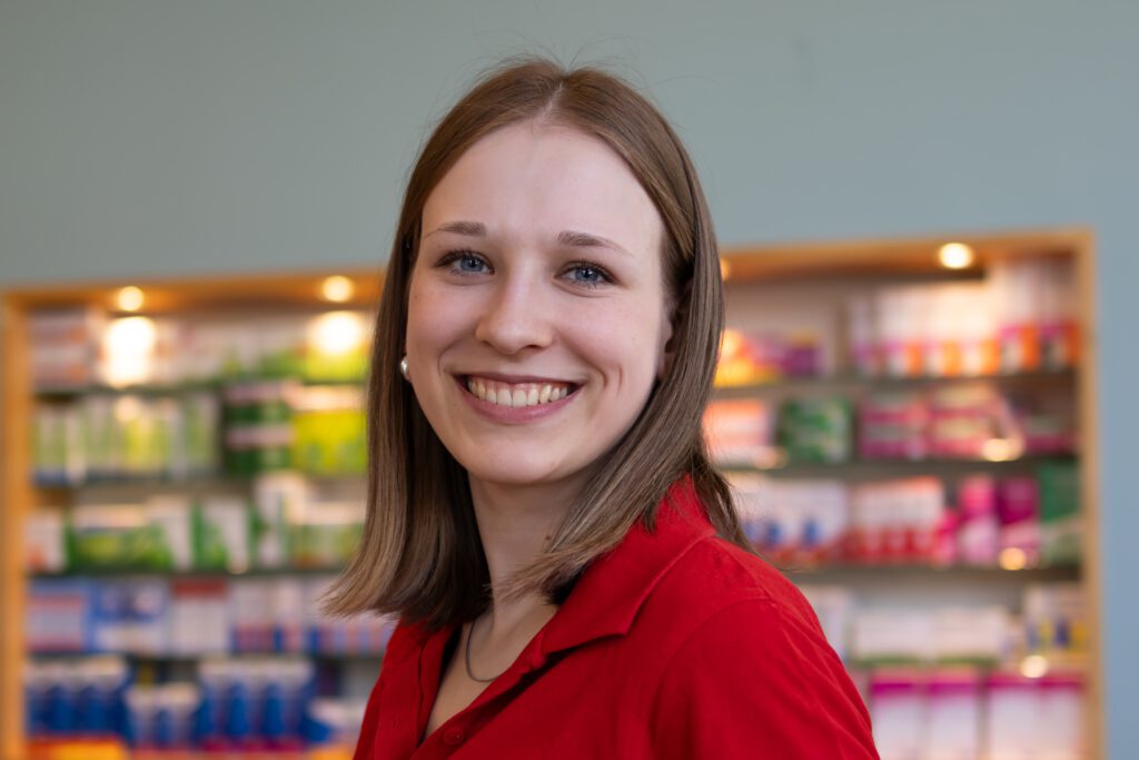 Mitarbeiterin und PTA Lina Süß in der Kirchsteig Apotheke in Potsdam.